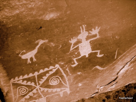 Petroglyphs on trail to Penasco Blanco